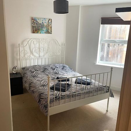 Entire Town Centre 2 Bedroom Apartment Very Close To Beach 본머스 외부 사진