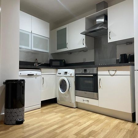 Entire Town Centre 2 Bedroom Apartment Very Close To Beach 본머스 외부 사진