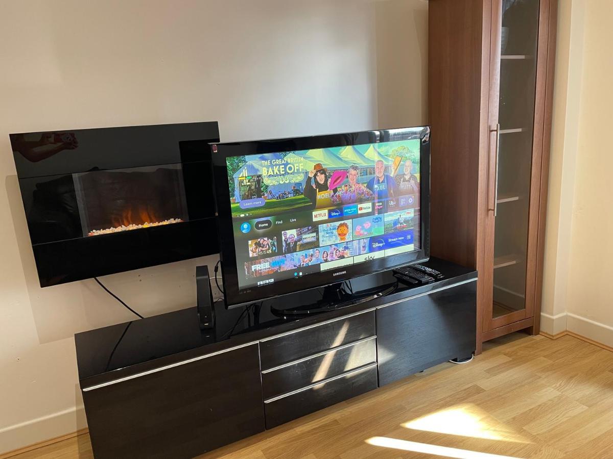 Entire Town Centre 2 Bedroom Apartment Very Close To Beach 본머스 외부 사진