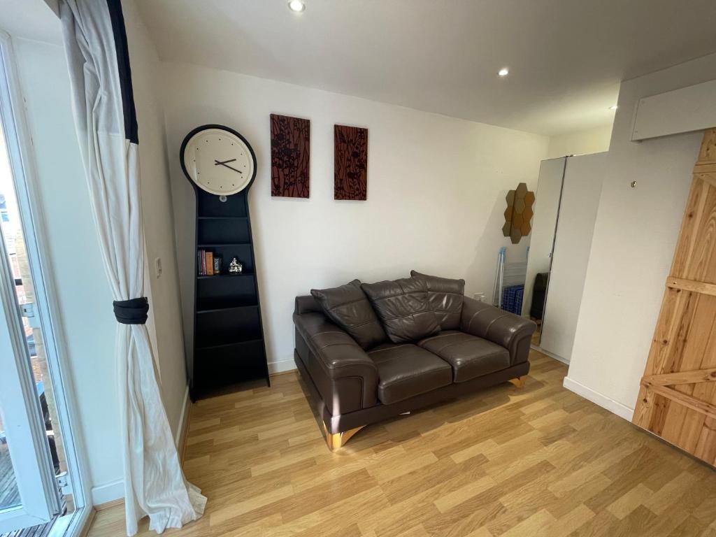 Entire Town Centre 2 Bedroom Apartment Very Close To Beach 본머스 외부 사진