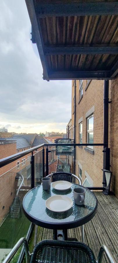 Entire Town Centre 2 Bedroom Apartment Very Close To Beach 본머스 외부 사진