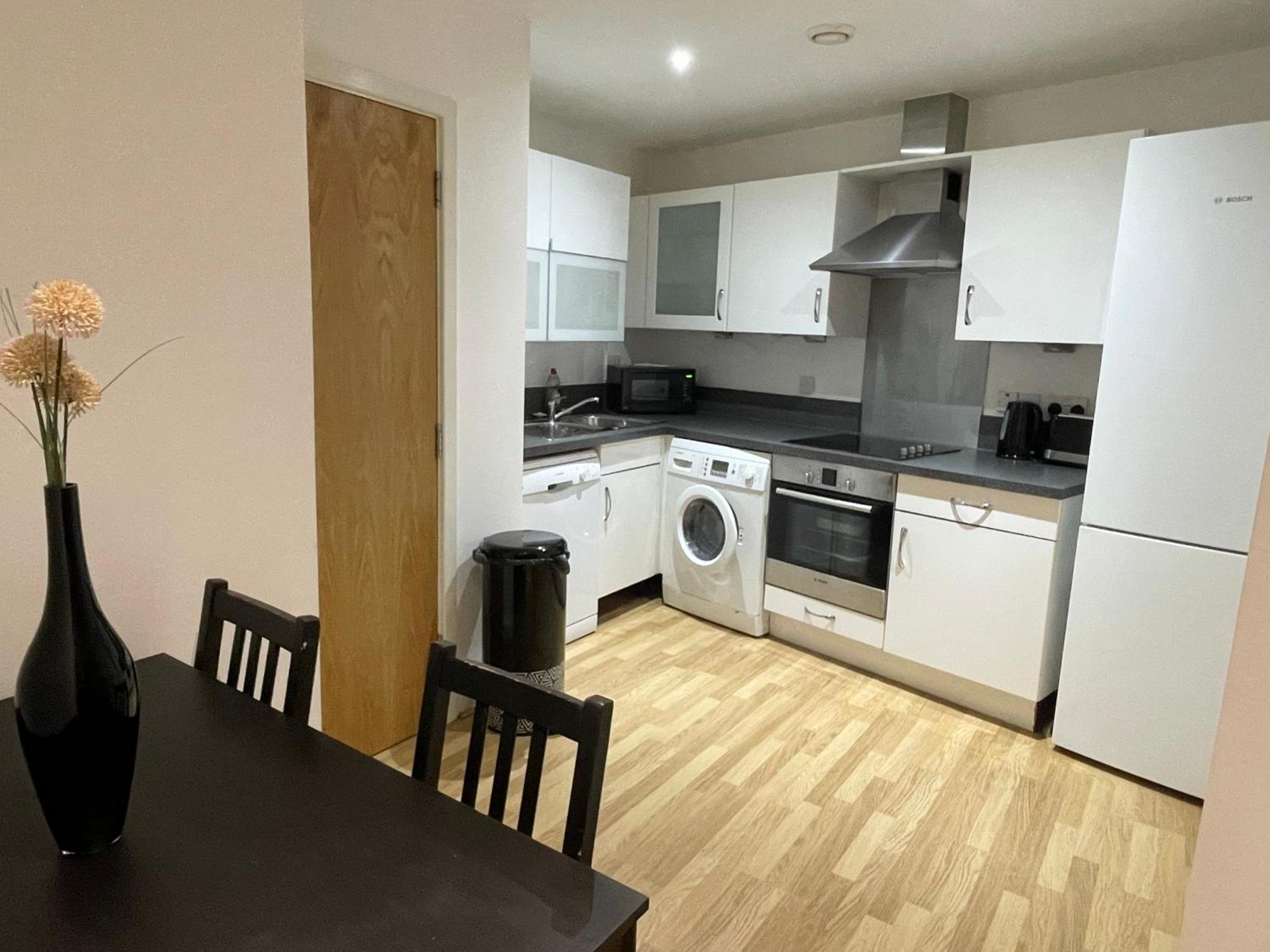 Entire Town Centre 2 Bedroom Apartment Very Close To Beach 본머스 외부 사진